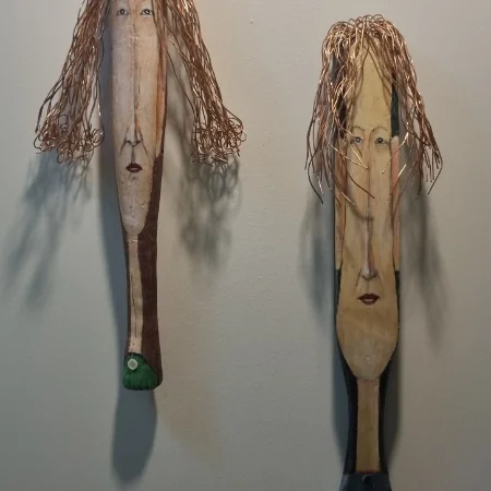김기현, 철수와 영희, 30.0×25.0×6.0cm, mixed media on wooden washing bat, 2026
